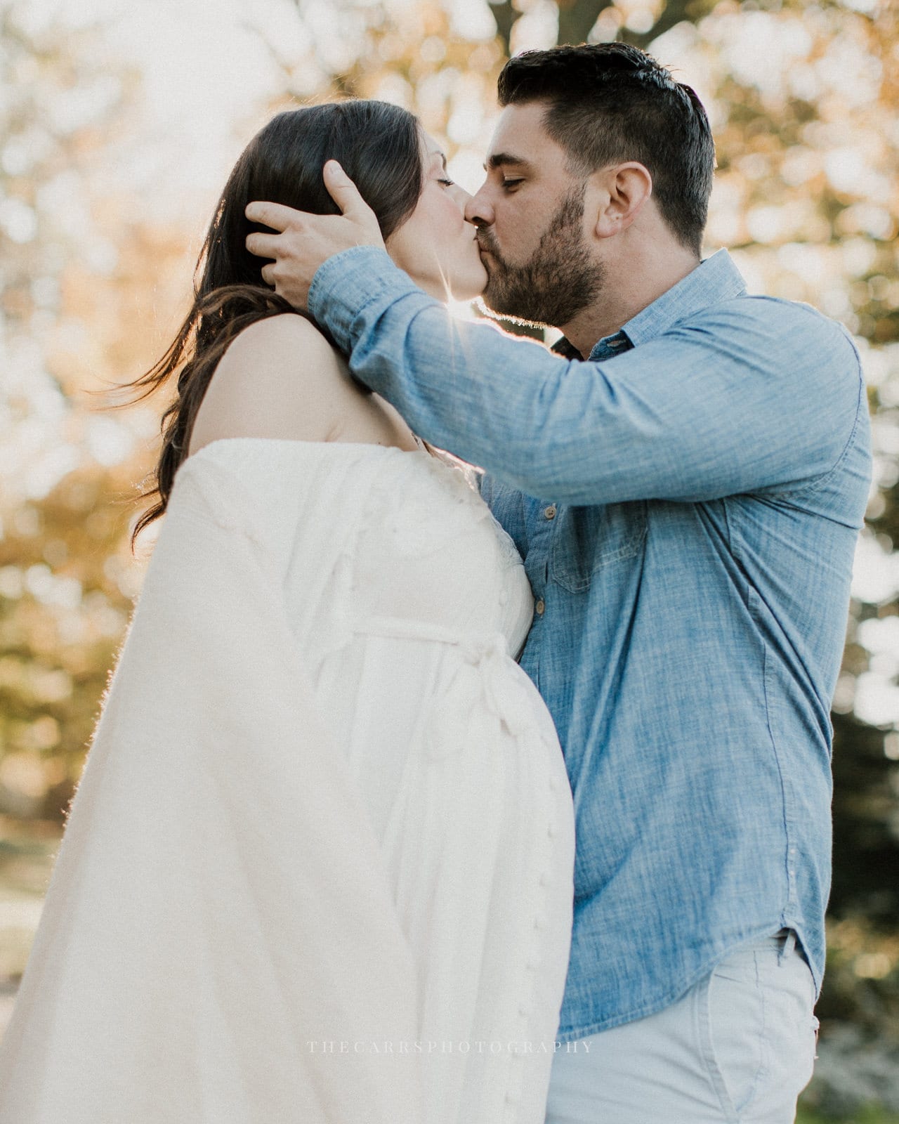 couple kisses - dayton ohio maternity photographer