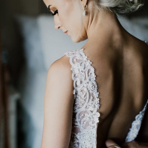 bride gets dress buttoned up by Dayton Ohio Photographer Kera Estep