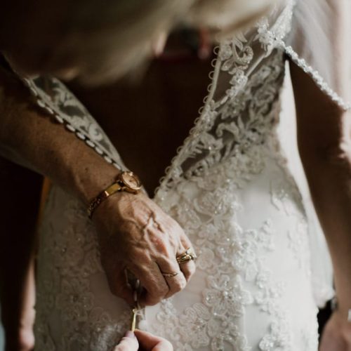 bride gets wedding dress buttoned by Dayton Ohio Photographer Kera Estep