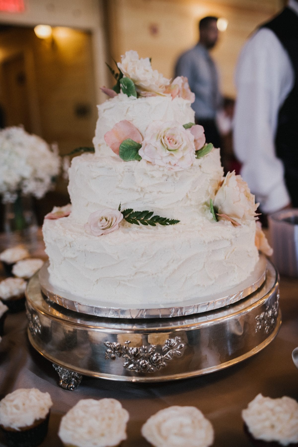wedding cake with fresh roses at Rolling Meadows Ranch Wedding - Cincinnati Wedding Photographer