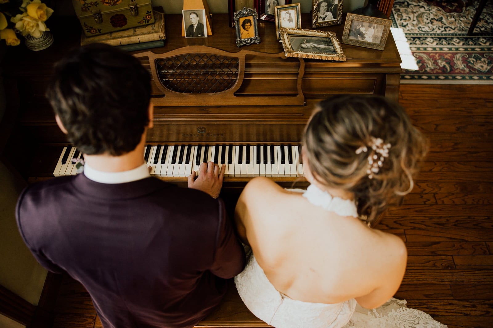 groom plays piano